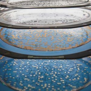 На одной 300-мм кремниевой пластине чипмейкеры формируют от нескольких сотен до ста тысяч кристаллов. Источник: GS Nanotech.