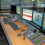 Типичное рабочее место оператора ЦУМа — три монитора, микрофон для связи с мобильным экипажем, телефон Avaya