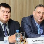 Вячеслав Орехов (слева) и Николай Андреев выразили надежду, что данный проект станет примером и для других участников международного рынка электронных закупок