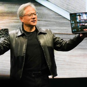 Жэньсюнь Хуан демонстрирует тонкий и лёгкий ноутбук с новейшей дискретной графикой Nvidia в качестве игрового (источник: Computex)